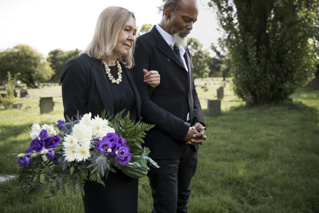 family-visiting-grave-loved-one (2)