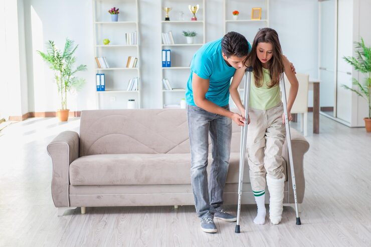 husband-man-supporting-injured-wife