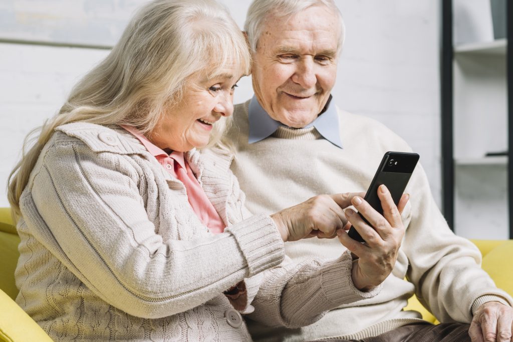 senior-couple-using-smartphone